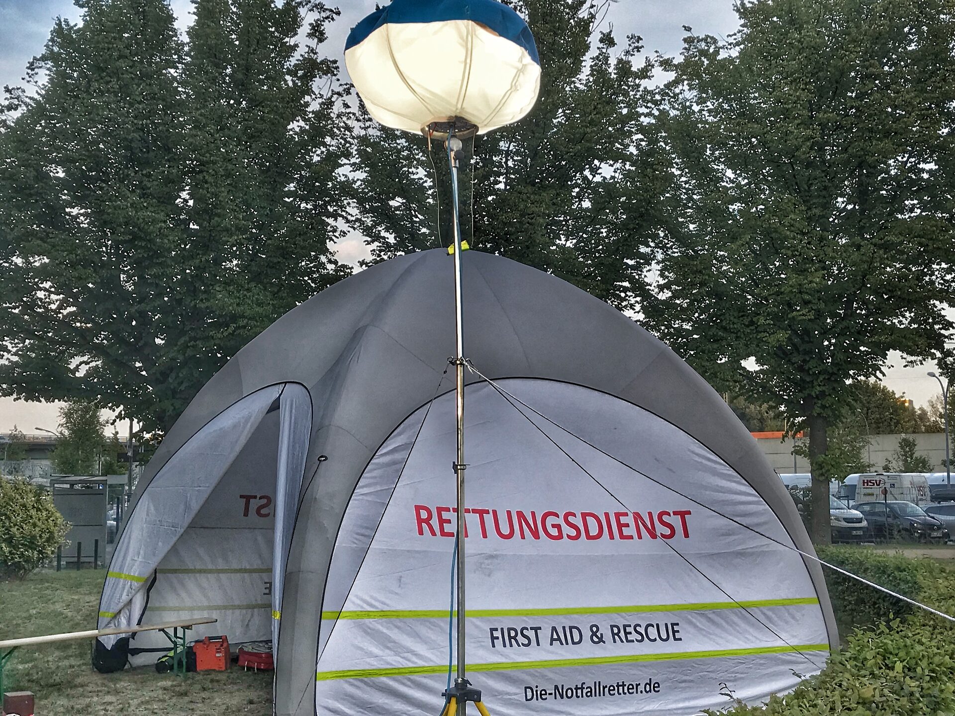 TEN SEG Rettungsdienst-Zelt mit Ballonleuchte im Einsatz